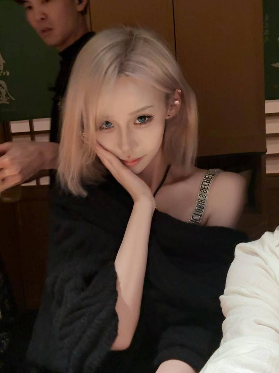 152348