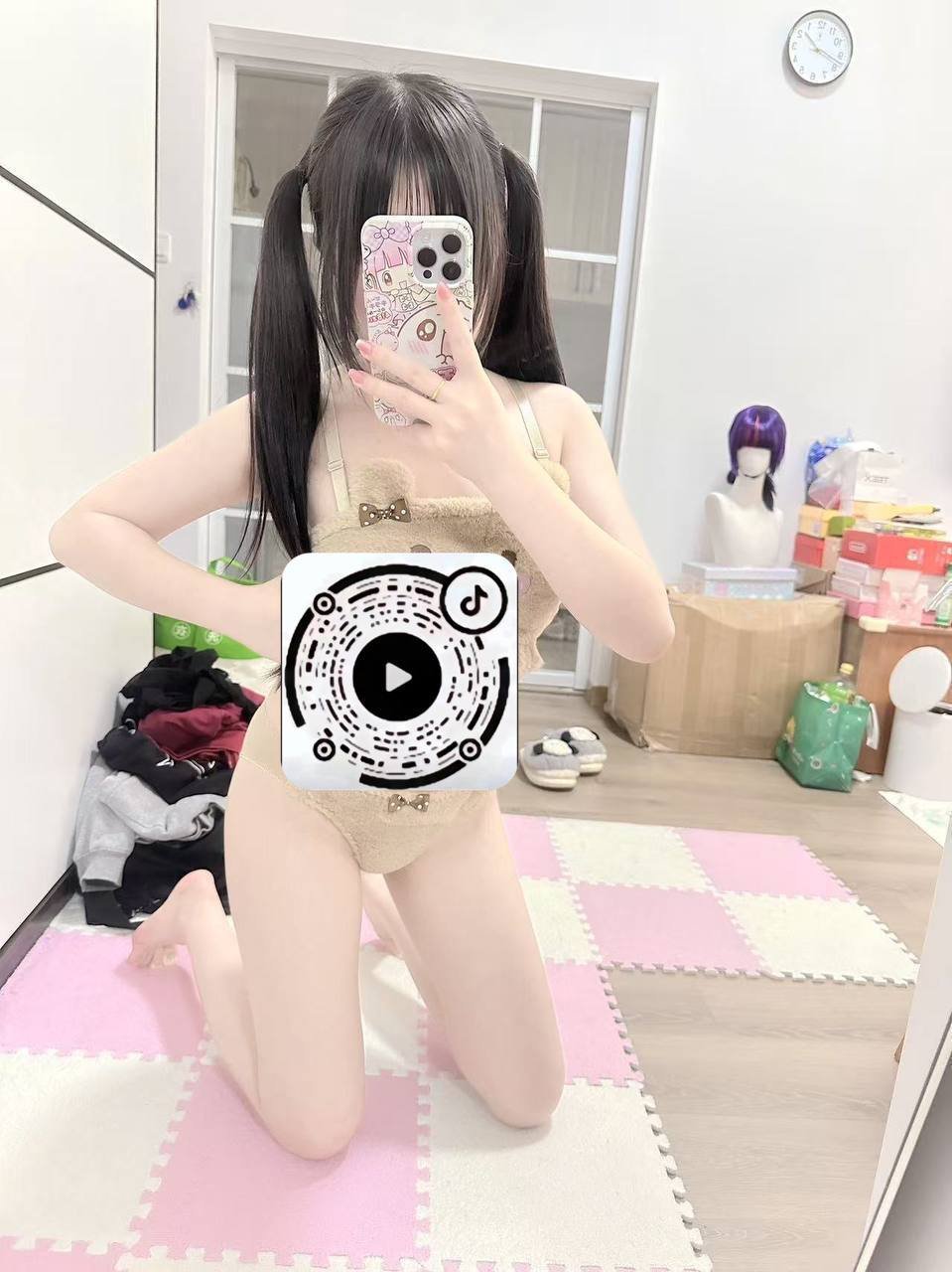 152890