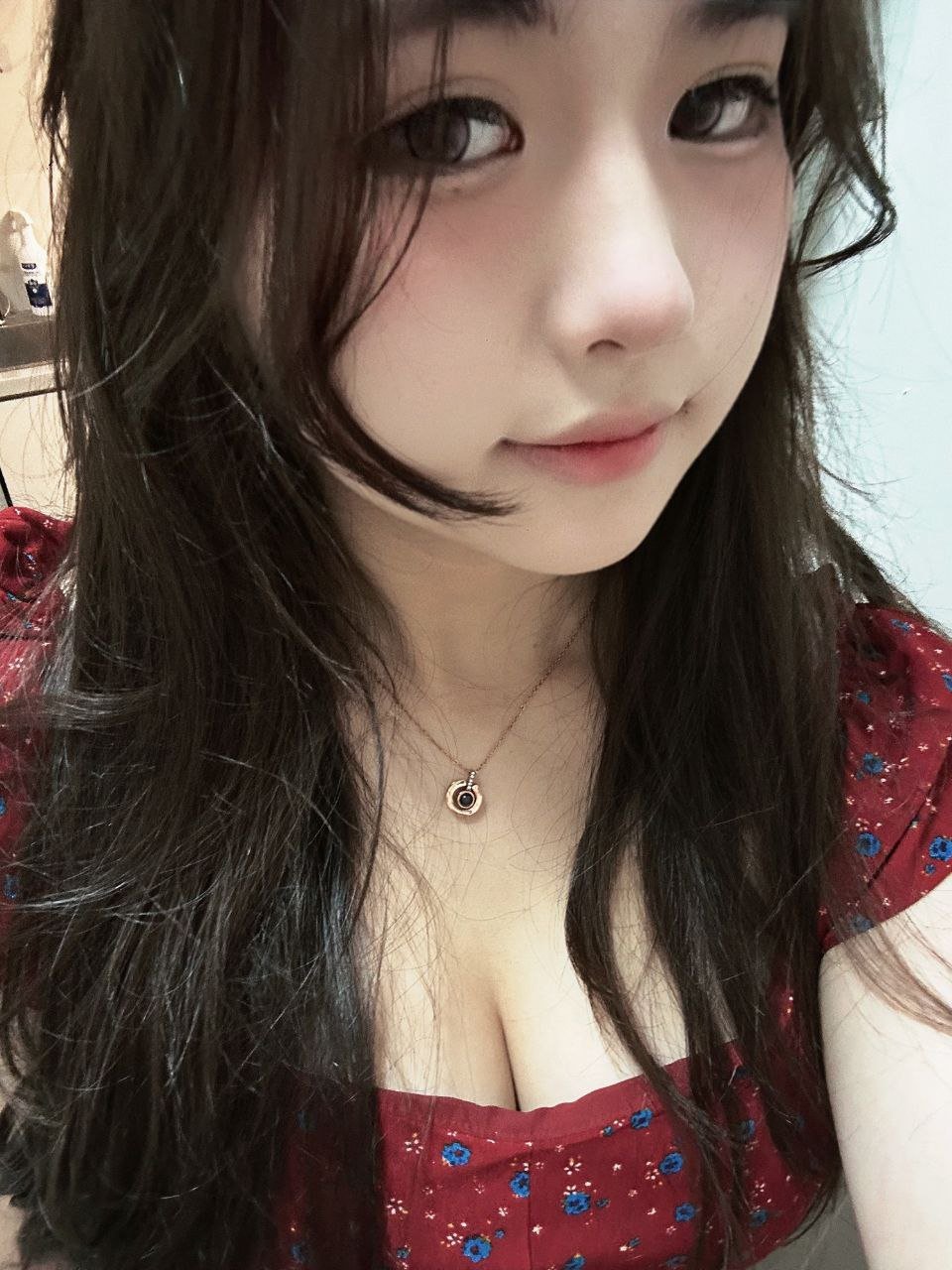153437